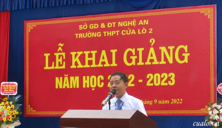 Thầy giáo Vương Xuân Chấn đọc diễn văn khai giảng năm học 2022- 2023