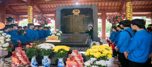 GV và Học sinh dâng hương, hoa tại khu mộ chung của 13 chiến sĩ